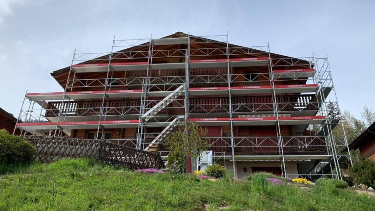 Montage d'échafaudage sur une surface inégale